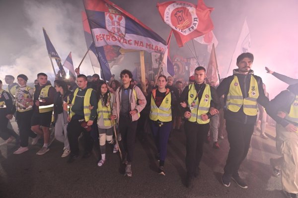 Veliki broj građana u Novom Sadu dočekuje studente