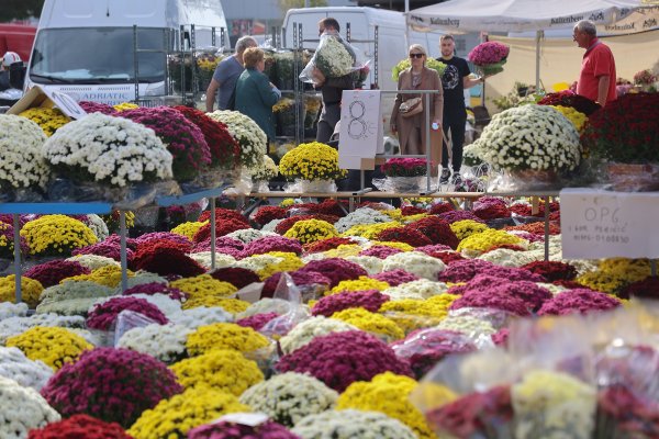 Građani diljem zemlje posjećivali su groblja za blagdan Svih Svetih
