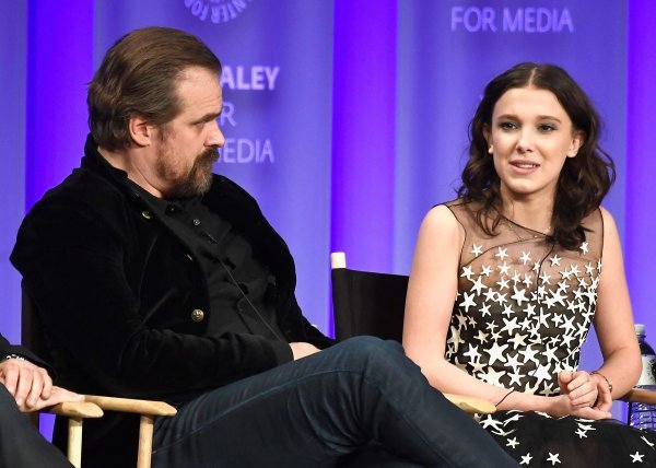 David Harbour i Millie Bobby Brown
