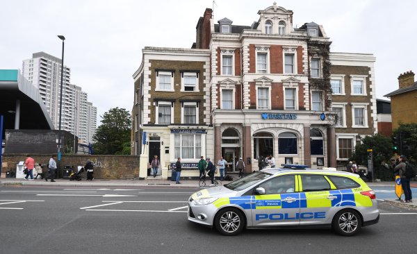 Šok u Engleskoj! Nogometni agent uhićen jer je pištoljem na ulici prijetio zvijezdi Premier lige