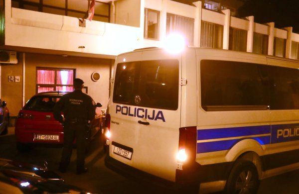 Policija ispred prostora kotara Blatine, gdje se dogodio incident.
