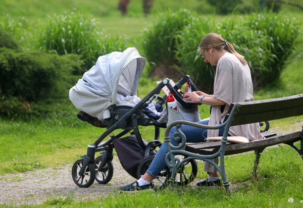 Dok beba spava, majka radi na daljinu