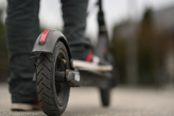 Maloljetnik na električnom romobilu naletio na srnu i teško se ozlijedio