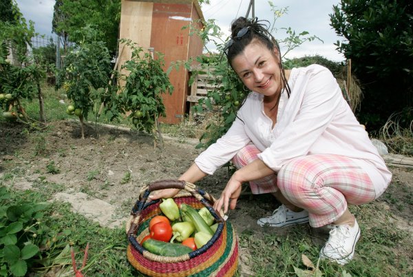 Jolanda Tudor 2013. godine snimljena u svom eko vrtu