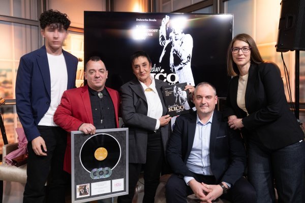 Ivan i Pavao Slabinac sa suprugom, sinom i autorica knjige Dubravka Bouša