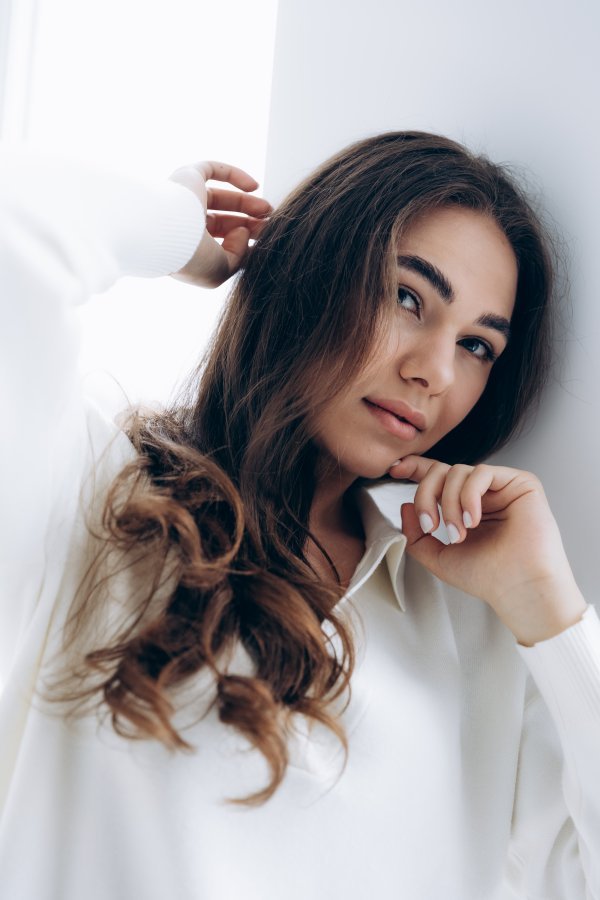 Suhoća, gubitak sjaja ili pojačano ispadanje mogu biti posljedica loše prehrane, hormonskih promjena, stresa ili djelovanja određenih lijekova