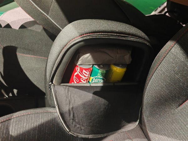 Renault Twingo E-Tech electric - termo spremnik ispod prednjeg naslona za ruku