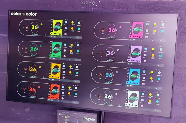 Vozački zaslon u raznim bojama