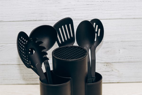 Crni plastični pribor moguće je zamijeniti zdravijim alternativama