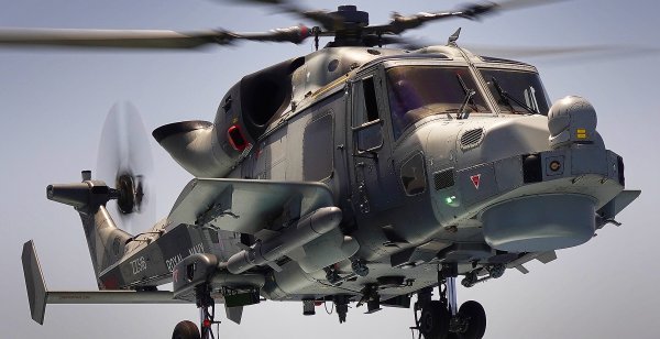 Britanski pomorski jurišni helikopter Wildcat naoružan projektilima Sea Venom