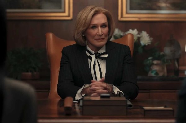 Glenn Close kao odvjetnica-mentorica Dina Standish u seriji 'All's Fair'