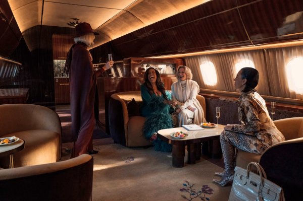 Prizor u privatnom mlažnjaku, tik nakon što se odvjetnicama ubila klijentica u seriji 'All's Fair'