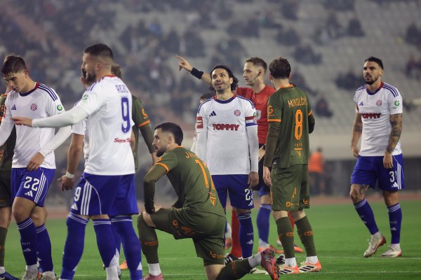 Nakon utakmice na Poljudu igrač Osijeka krenuo u obračun s navijačima, suigrači spriječili fizički sukob