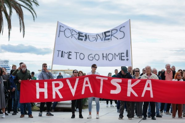U Splitu održan prosvjed protiv uvoza stranih radnika. Policija privela mladića s fantomkom