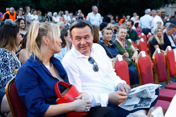 Mislav i Ivana na koncertu u publici ispred HNK-a prošle godine