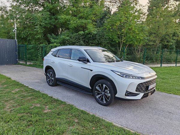 MG EHS PHEV Luxury