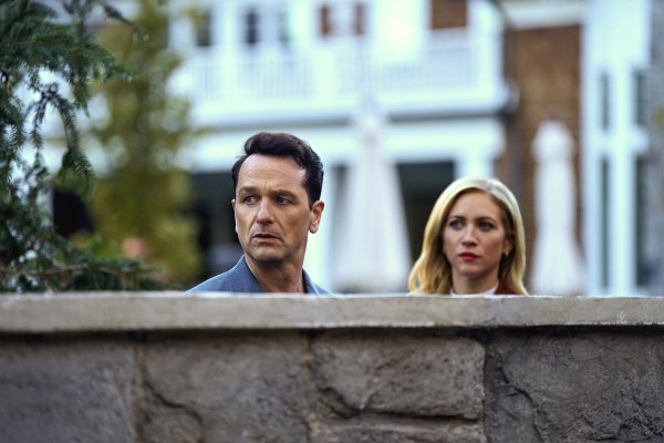 Matthew Rhys i Brittany Snow kao Niel i Nina Jarvis