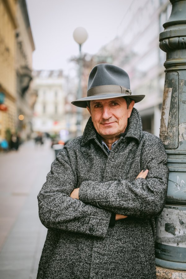 Čim uzmete u ruke neku knjigu Ante Tomića, otkrit ćete kako svijet vrlo lako postaje pravi spektakl apsurda