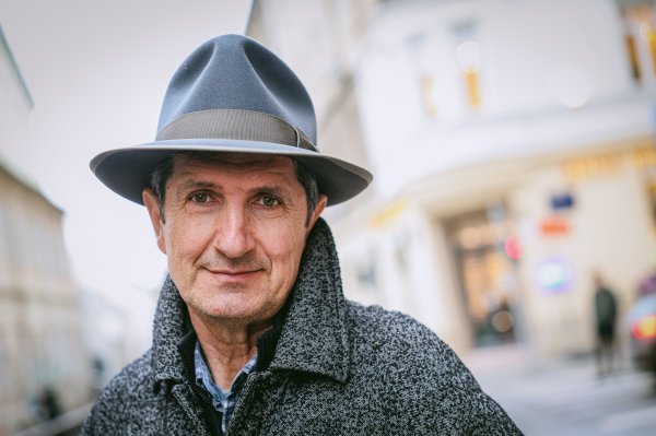 Kad sjedimo u seoskoj birtiji, prijatelji mi kažu: "Znaš ti kako tebe ovdje mrze…" A ja odgovaram: "Ali oni nikoga ne vole."