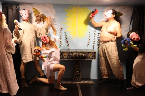 Autori su, pod pritiskom javnosti, morali tvrditi kako njihova drama ne izražava osobne stavove nego fikciju