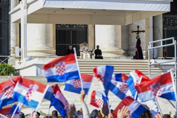 Hrvatske zastave u Vatikanu