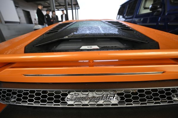 ...samo je dio luksuznih primjeraka na parkiralištu carine na Bregani