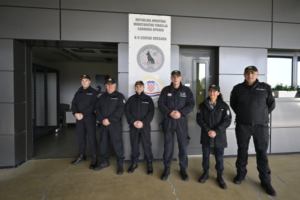 Carinski službenici