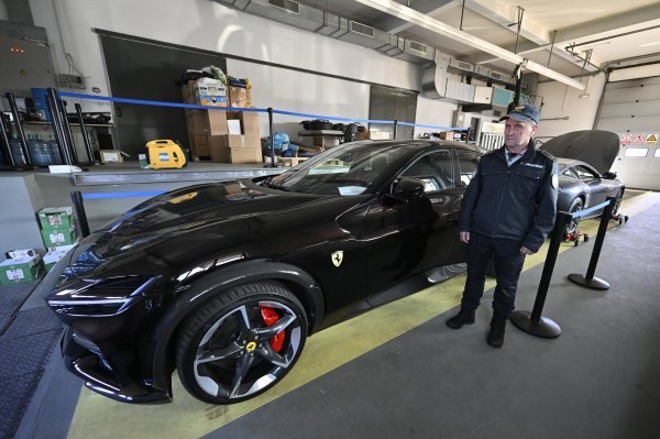 Zaplijenjeni Ferrari na svojevrsnom tehničkom pregledu