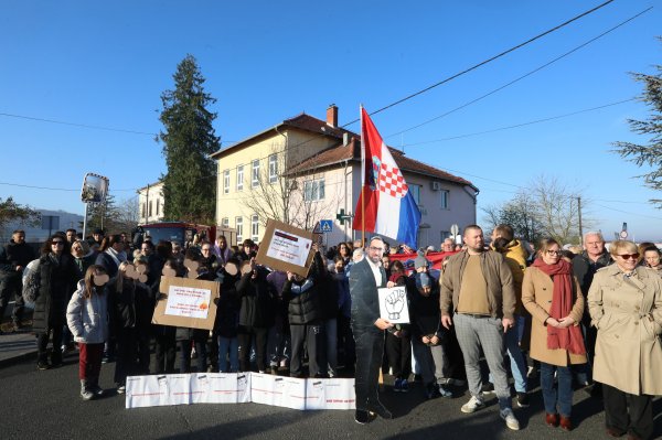 Prosvjed roditelja i učenica u Donjem Dragonošcu