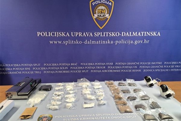 Policija kod Sinja ulovila trojicu dilera: Pronađena hrpa droge i veća količina novca