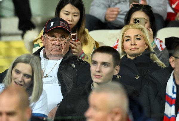 Poznata lica na tribinama: Fani Kerum u hit kaputu, Željko se nije toliko 'skockao'