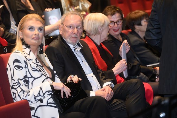 Rijetko je u javnosti: Supruga ministra Božinovića plijenila je pozornost na premijeri