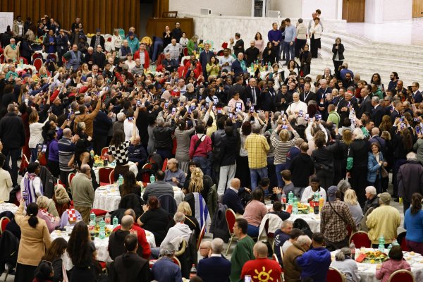 Papa ručao s beskućnicima