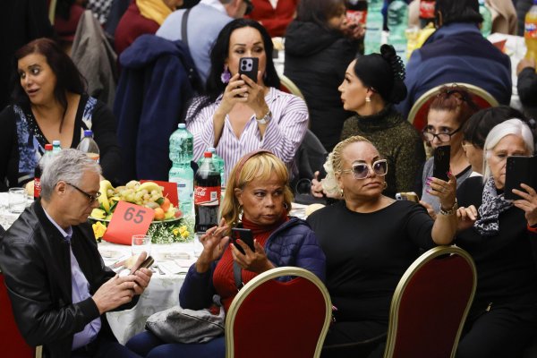 Papa ručao s beskućnicima