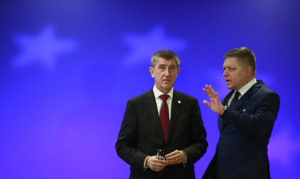 Češki premijer Andrej Babiš (Lijevo) i Slovački premijer Robert Fico (desno)