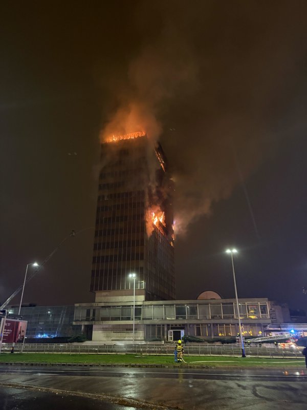 Gori Vjesnikov neboder - uživo s mjesta požara