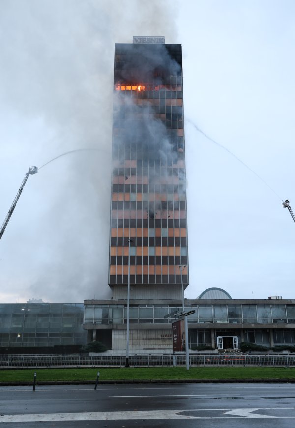 Zagreb: Nastavlja se gašenje Vjesnikovog nebodera, teška noć iza vatrogasaca