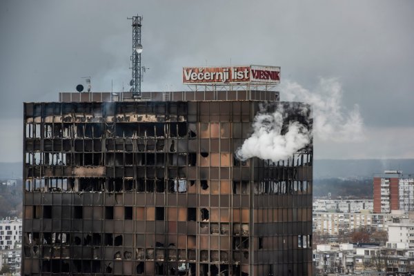 Pogled na tinjajući neboder Vjesnika