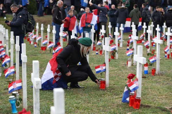 Polaganje vijenaca na Memorijalnom groblju u Vukovaru