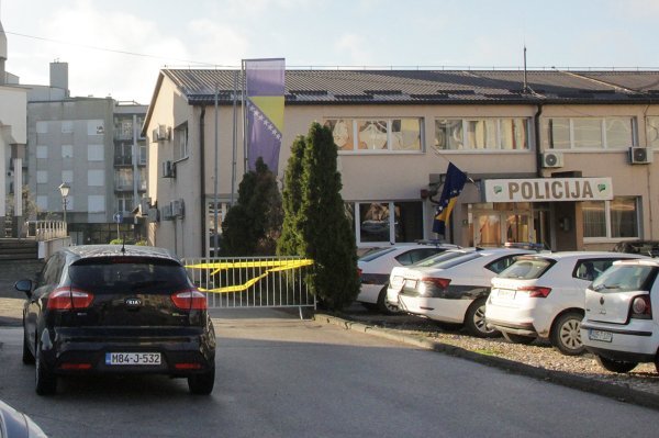 Veliki broj ulica u Kalesiji ograđen policijskom trakom nakon pokušaja pljačke i pucnjave