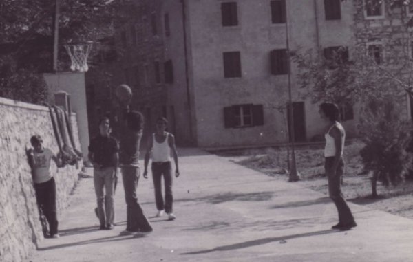 Jedan od prvih koševa u Prvić Luci