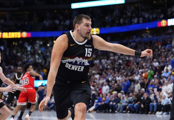 Jokić se igra s čitavim NBA-om. Pogledajte njegovu čudesnu tricu s centra i asistenciju godine