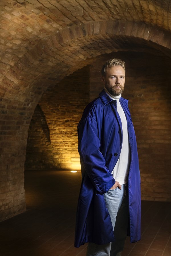 Na samom početku karijere nastupio je u showu Story Super Nova, gdje je svoj talent prvi put predstavio široj javnosti