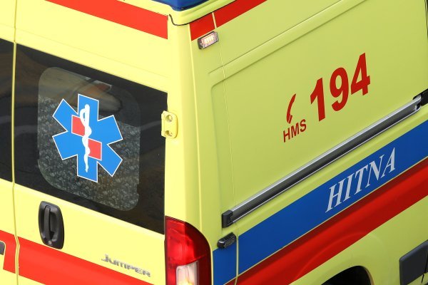 Vozač koji je kod Maslenice nastradao u gorućem automobilu u životnoj je opasnosti