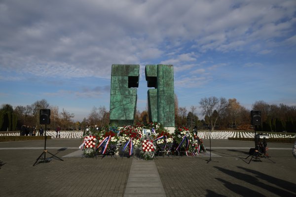 Na Ovčari održan mimohod i komemorativni program