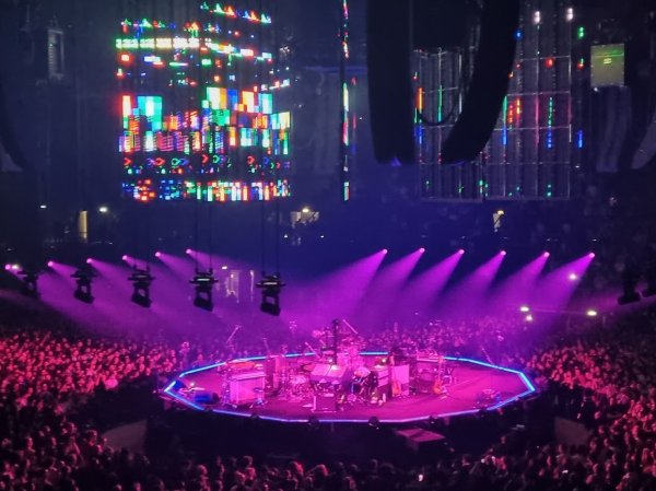 Uredno složena pozornica na kraju koncerta, everything's in its right place