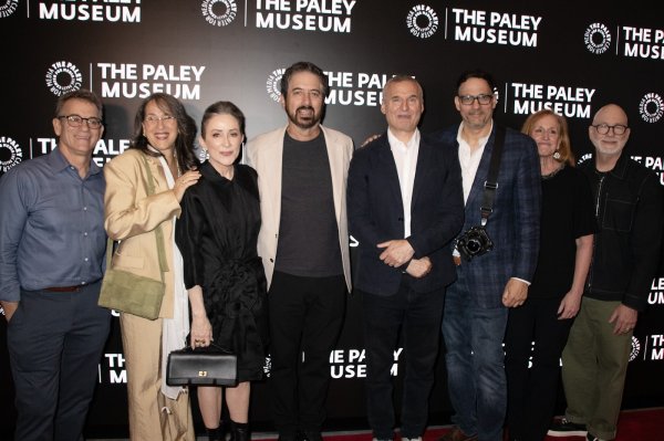 Lew Schneider, Maggie Wheeler, Patricia Heaton, Ray Romano, Phil Rosenthal, Tom Caltabiano, Cindy Chupack i Aaron Shure