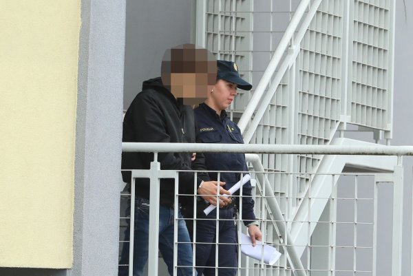 Privođenje tinejdžera koji su zapalili Vjesnik