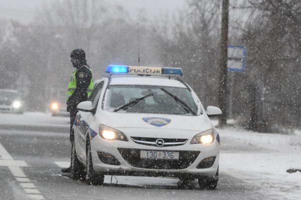 Orkanski nalet bure prevrnuo kamper s dvoje Talijana na odmorištu:  Ne zna se težina ozljeda