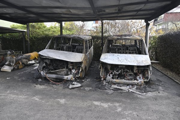 Buktinja u sitne noćne sate: Požar progutao dva kombija u Dubravi